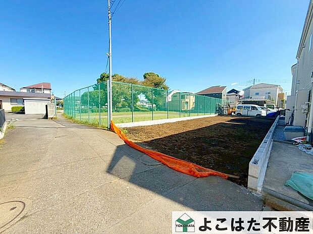 【その他現地】カースペースは3台分の余裕があります！来訪者の車を置くのにも困らず、車だけではなくご家族の自転車や物置なども置けるゆとりがあります。