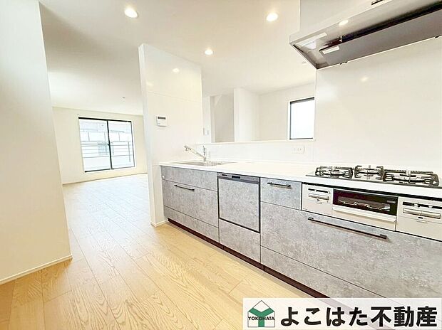 【キッチン】毎日使うキッチンだからこそこだわりたい！収納がたっぷりなので調理器具や調味料も出し入れしやすくお料理がはかどります。