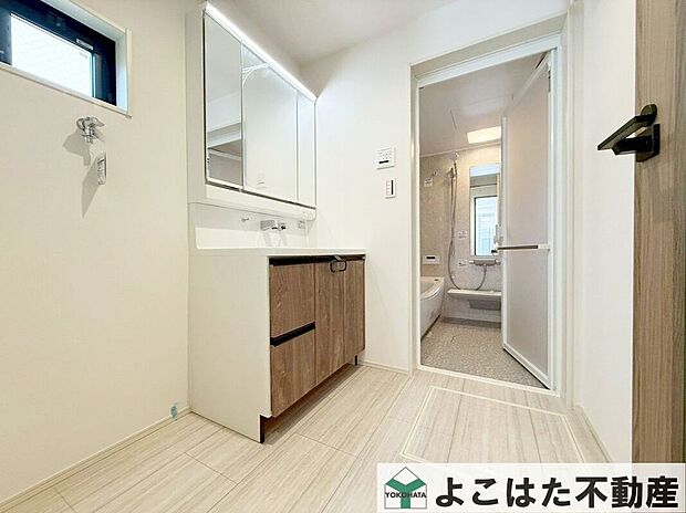 【洗面】お子様と一緒にお風呂に入る時にも着替えが窮屈ではありません。