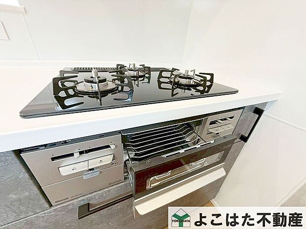 【その他設備】3口ガスコンロなので、煮物をしながら炒め物などの作業もスムーズにはかどります。お料理の効率が大幅にアップ。