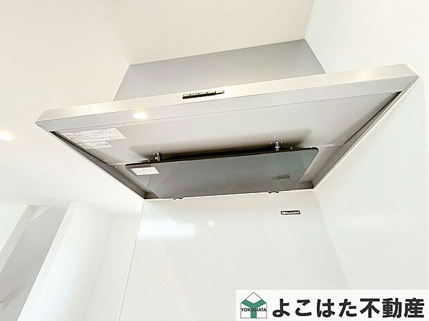 【その他設備】最新のスリムタイプのレンジフードは洗練されたスタイリッシュで、ノンフィルタータイプなので面倒なお手入れもいりません。