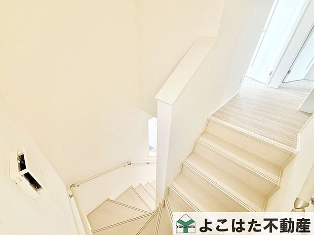 【その他内観】階段には手すりが付いているので安心です。