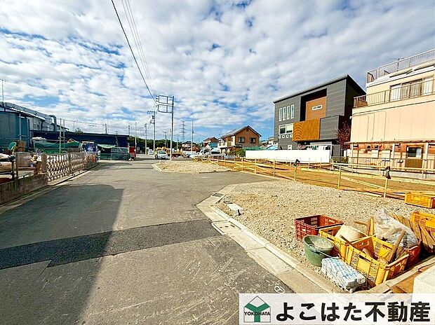 【前面道路含む外観】周辺は閑静な住宅街となっており小さなお子様にも安心です。