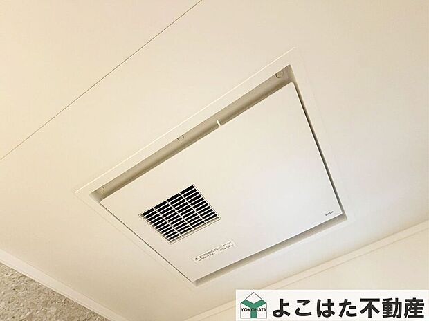 【その他設備】バスルームには浴室乾燥機が標準装備!雨の日のお洗濯に大活躍します。また、窓を開けずに換気できるので花粉対策や防カビにも有効ですね。