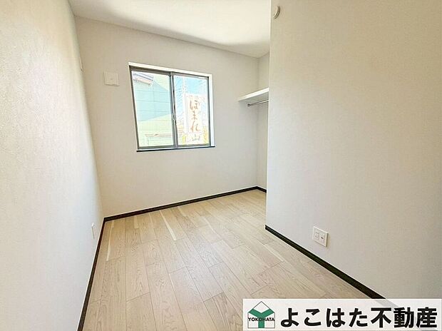 【室内】窓から差し込む自然光で一日中心地よく過ごせる空間。明るい室内は、家全体を包み込み、居心地の良さを実感できる空間。家具の配置もしやすく、整理整頓もしやすい設計です。