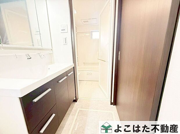 【洗面】大きな三面鏡がついた洗面カウンター。床下収納スペースがありとても便利。