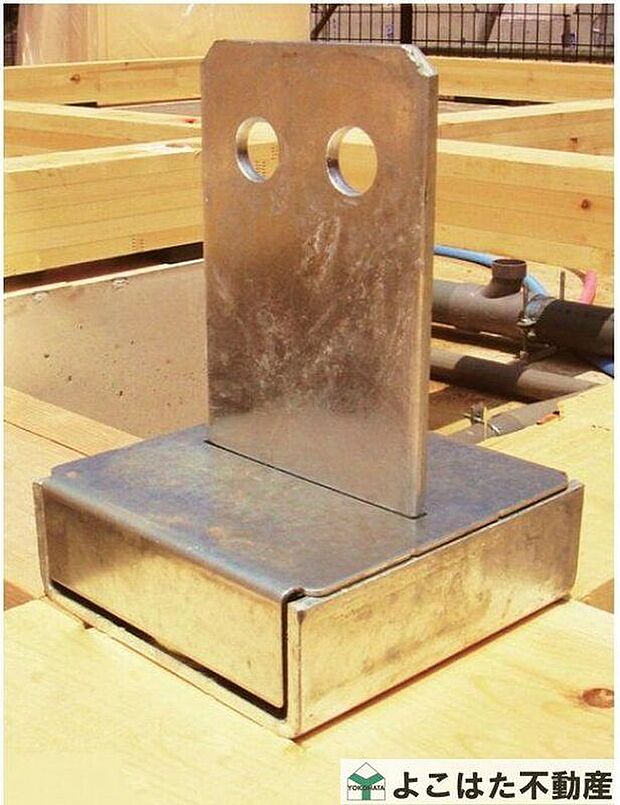 【構造】「TロックII」は、柱固定金物のなかでも非常に高い性能を持つホールダウン金物の約2倍の強度があり、台風などの強風に耐えられる耐久性を保ちます。