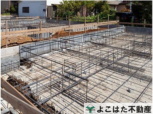 【構造】耐震性を発揮する鉄筋入りスラブー体基礎を採用。地面から基礎上端までの高さを400ｍｍ以上確保。地面からの湿気を防ぎ、不等沈下や地震時のねじれを防ぐ効果があり、白蟻に対する予防策としても有効です。