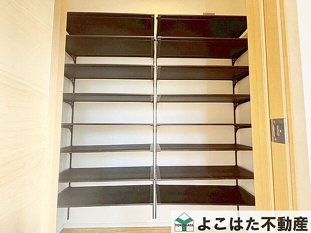 【収納】玄関には大型のシューズボックスがあるので、ご家族みんなの靴を入れても余裕があります！玄関スペースがすっきり片付くのでお出かけの際、帰宅の際も気持ちが良いです！