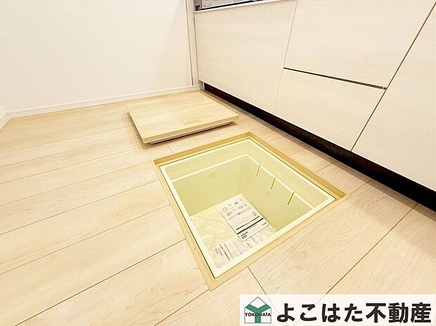 【その他設備】キッチンには床下収納庫付き。ストック品を収納するのに大活躍するスペースです。