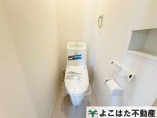 【トイレ】やさしい温水洗浄で、肌に負担の少ない洗い心地を実現。さらに、節水機能により水道代を抑えながら利用でき、家計にも環境にもやさしい設計です。