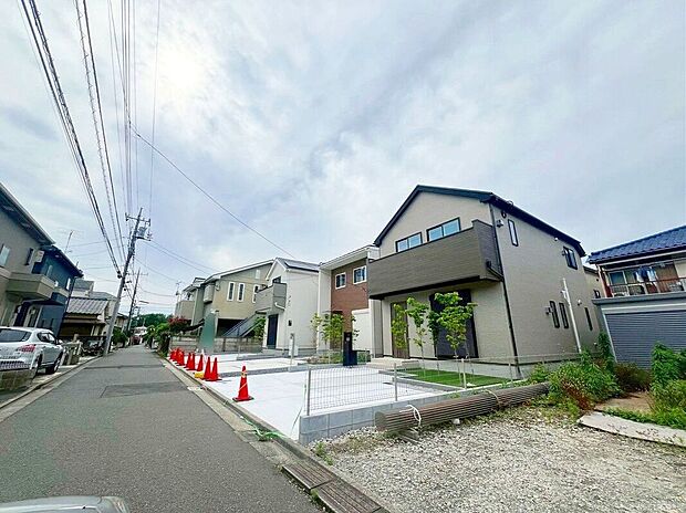 【前面道路含む外観】現地周辺は落ち着きのある住宅街。緑も多い環境です。