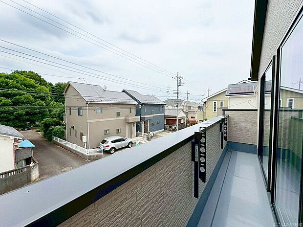 【バルコニー】南道路に面しているバルコニーなので陽当たりが良いです！