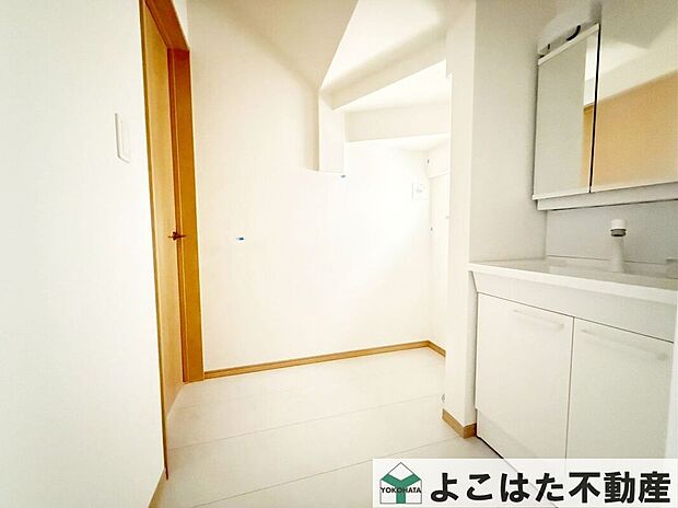 【洗面】お子様と一緒にお風呂に入る時にもゆったりお着替えできる広さの洗面室です♪