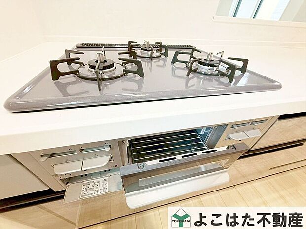 【その他設備】3口ガスコンロなので、煮物をしながら炒め物などの作業もスムーズにはかどります。お料理の効率が大幅にアップ。