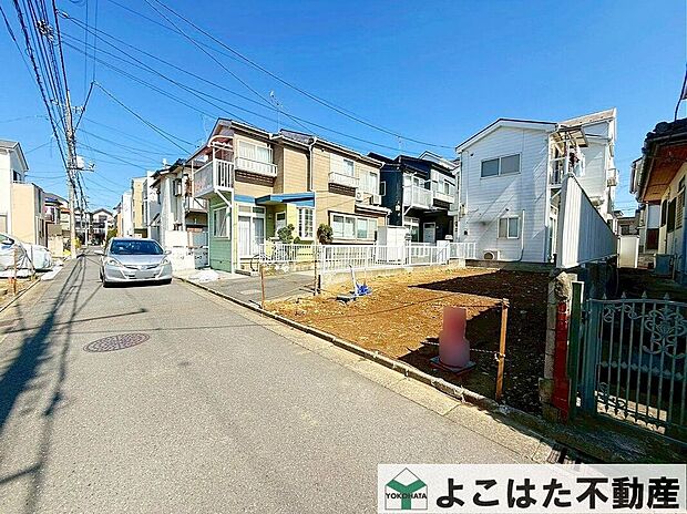 【前面道路含む外観】周辺は閑静な住宅街となっており小さなお子様にも安心です。