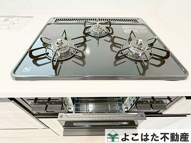 【その他設備】3口ガスコンロなので、煮物をしながら炒め物などの作業もスムーズにはかどります。お料理の効率が大幅にアップ。