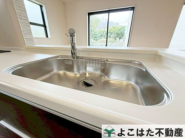 【その他設備】ワイドタイプのシンクなので、大きなお皿や鍋などを洗うのもスムーズです。浄水器内蔵タイプのハンドシャワー付き水栓を採用しています。