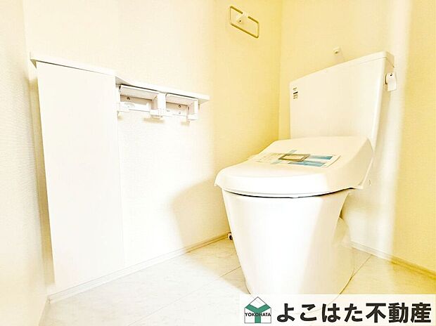 【トイレ】やさしい温水洗浄で、肌に負担の少ない洗い心地を実現。さらに、節水機能により水道代を抑えながら利用でき、家計にも環境にもやさしい設計です。