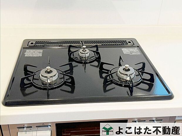 【キッチン】3口ガスコンロなので、煮物をしながら炒め物などの作業もスムーズにはかどります。お料理の効率アップ。