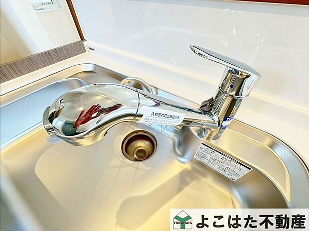 【その他設備】ワイドタイプのシンクなので、大きなお皿や鍋などを洗うのもスムーズです。浄水器内蔵タイプのハンドシャワー付き水栓を採用しています。
