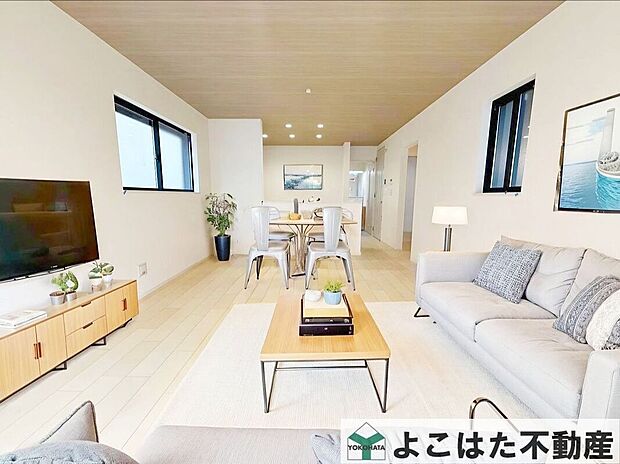 【リビング】リビングとゆるやかにつながるカウンターキッチンは、家族との距離がぐっと縮まり、自然と会話が生まれる空間。※家具はイメージとなります。