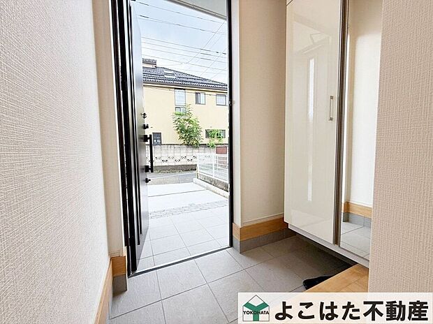 【玄関】玄関に姿見を設置し、外出前の身だしなみチェックもスムーズ♪全身のコーディネートを確認できるので、忙しい朝にも重宝します。毎日の「出かける前」をちょっと快適にしてくれる嬉しい設備です。