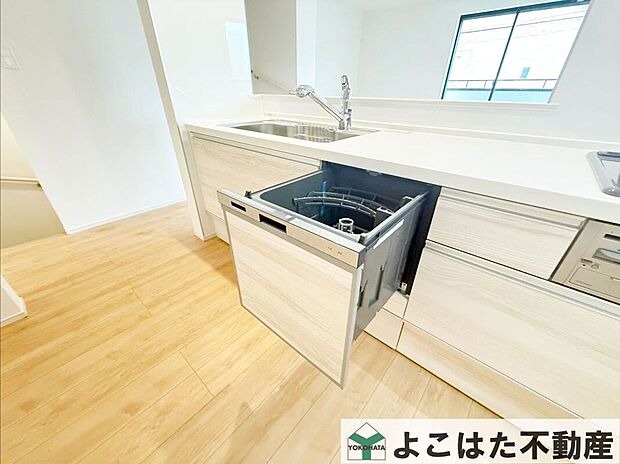【その他設備】家事の手間を軽くし、忙しい毎日をサポートする食洗機付きキッチン。有効的なお時間を過ごせそうです。
