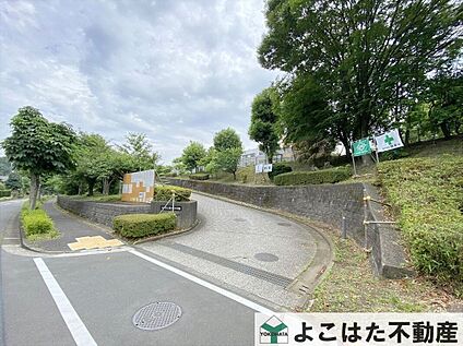 多摩市立聖ヶ丘中学校 870m