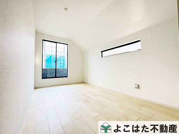 【寝室】朝の光がやわらかく差し込む寝室。窓の外を眺めながら心地よく目覚められる、暮らしに寄り添うプライベート空間です。