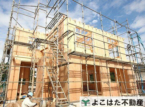 【構造】耐震性を発揮する鉄筋入りスラブー体基礎を採用。地面から基礎上端までの高さを400mm以上確保。地面からの湿気を防ぎ、不等沈下や地震時のねじれを防ぐ効果があり、白蟻に対する予防策としても有効です。