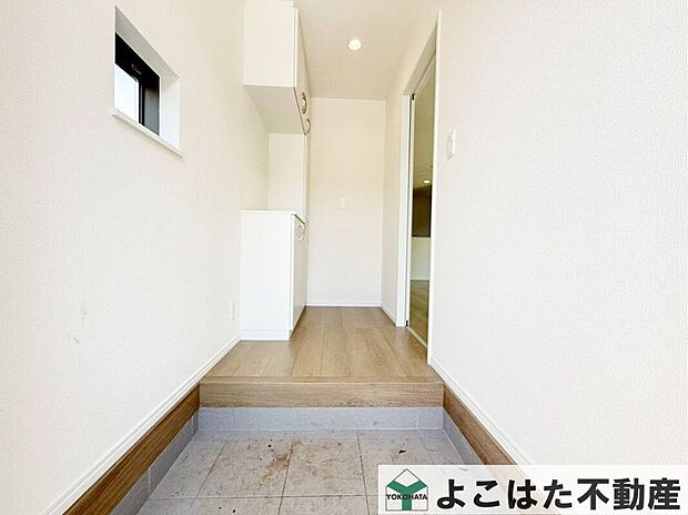 【玄関】玄関までのアプローチ部分は、住まいの“顔”ともいえる空間。清潔感があり、整えられた道のりは、毎日の帰宅が楽しみになるような落ち着きある雰囲気です。
