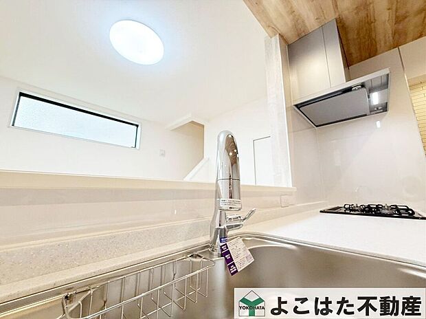 【その他設備】キッチンに嬉しい、浄水器付きの水栓を採用♪飲み水や料理など、毎日のさまざまな場面で手軽に浄水を利用できます。使いやすさはもちろん、キッチンをすっきり見せやすいスマートなデザインも魅力です。
