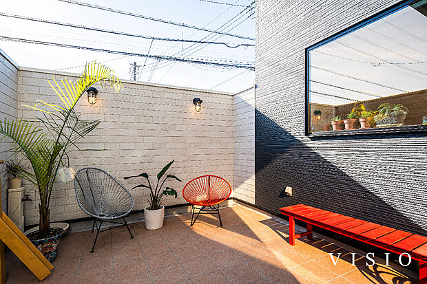 【プライバシーに配慮した、半野外の贅沢スペース『ロジア』】モーニングコーヒーを飲んだり、BBQやペットの軽いお散歩などにもピッタリ。