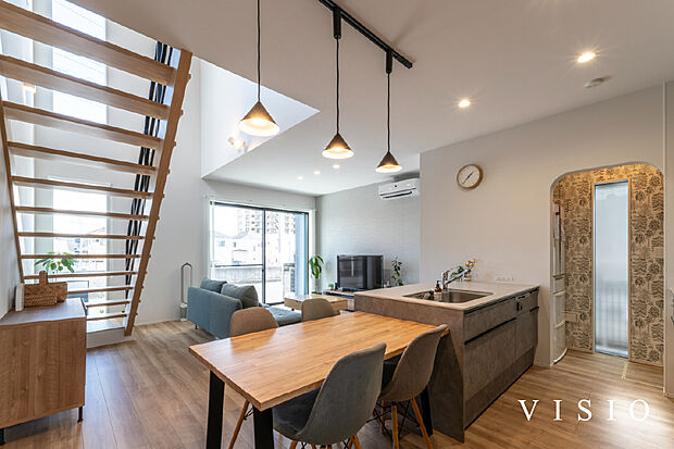 【■VISIO施工例】室内にスケルトン階段を採用することで、さらに開放的な空間となったLDK