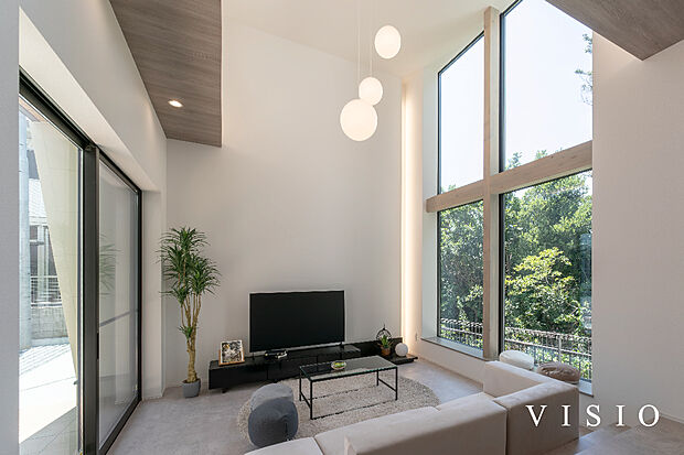 【開放感を楽しむLDK】ダウンフロアと吹き抜け、大きな窓を組み合わせた開放的なLDK。
敷地条件に合わせた設計で、明るく伸びやかな空間づくりが可能です。