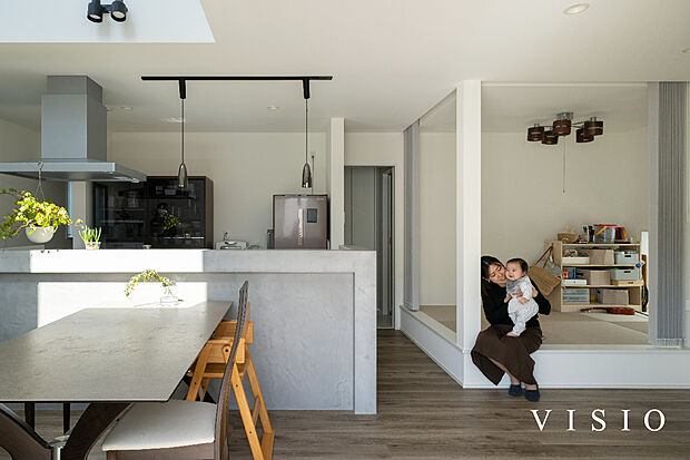 【子育てに寄り添うLDK】キッチン近くに小上がりを設け、見守りやすく、動きやすい暮らしを叶えます。