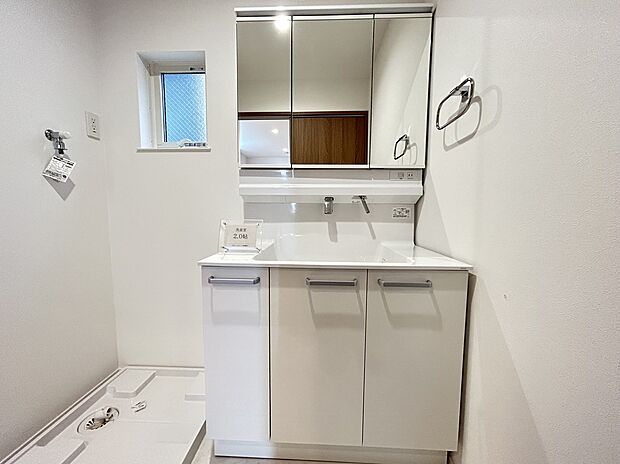【洗面室：2号棟】大きな鏡が便利な洗面台はたっぷりの収納付きです♪