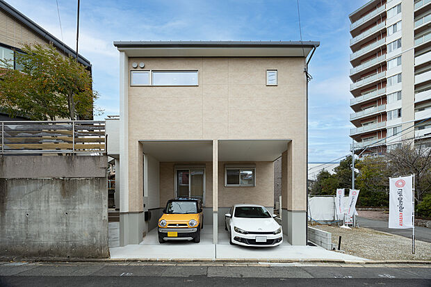 **並列2台駐車場完備の希少物件です**ビルトインガレージなので雨の日も濡れることなく家に入れます!