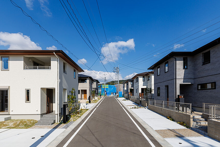 タウン内の道路は離合もラクな6.0ｍ幅。　運転する方も歩行者にも安心。