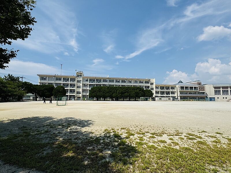 徒歩６分の春日小学校（約480ｍ）