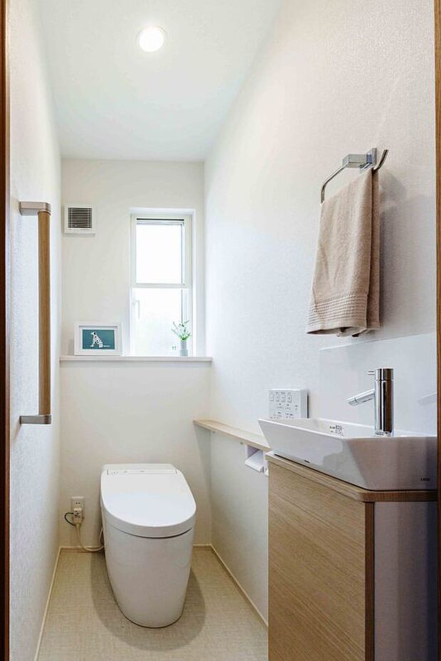 【手洗いカウンターも便利な１階のタンクレストイレ】※photo：１階の施工例image