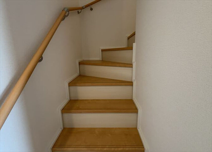 [階段]内装がきれいだとお家も明るくなりますね。