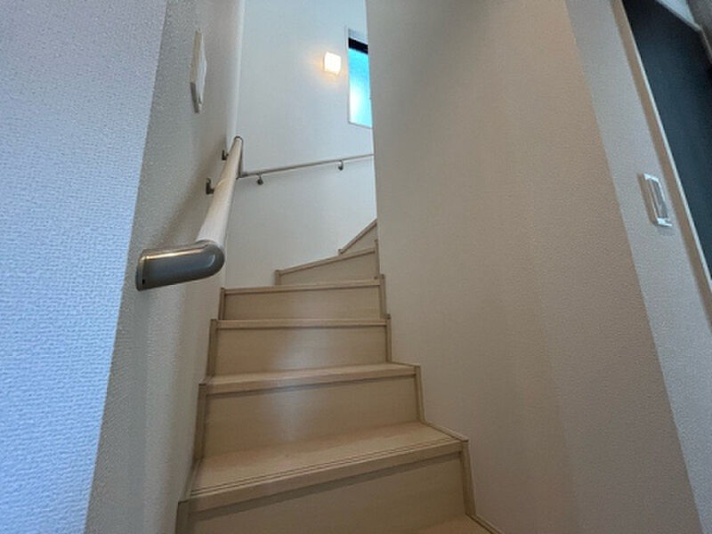 [階段] 2号棟 内装がきれいだとお家も明るくなりますね。