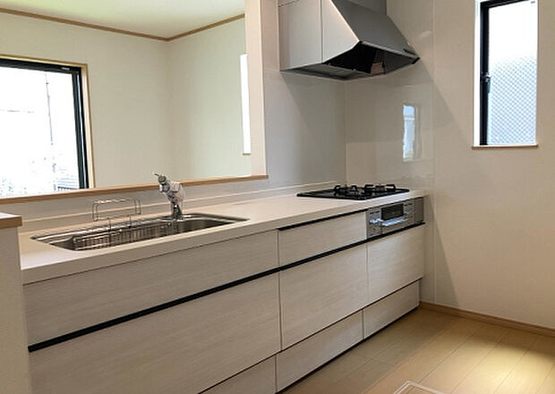 標準的なシステムキッチンの横幅は、165cm~300cm程度です。2100・2400・2550・2700などミリ単位で表記されます。普段どのように料理をするのかを想定しながら合ったサイズを選びましょう