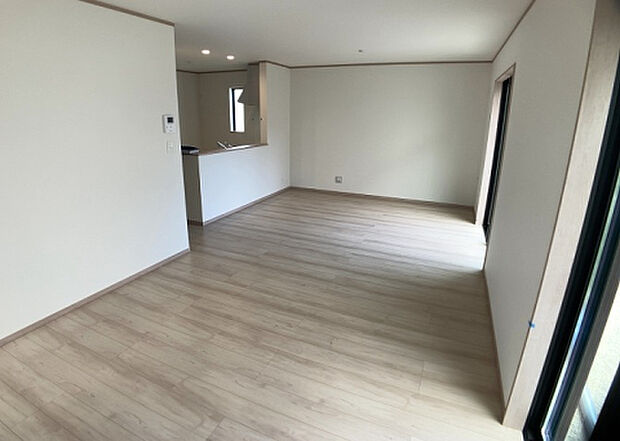 リビングの間取りの種類は大きくわけてリビングとダイニングが別になっているタイプ、リビングダイニング一体型です。どちらも一長一短ですので、家を選ぶ時はその両面をチェックして決めるようにしましょう。