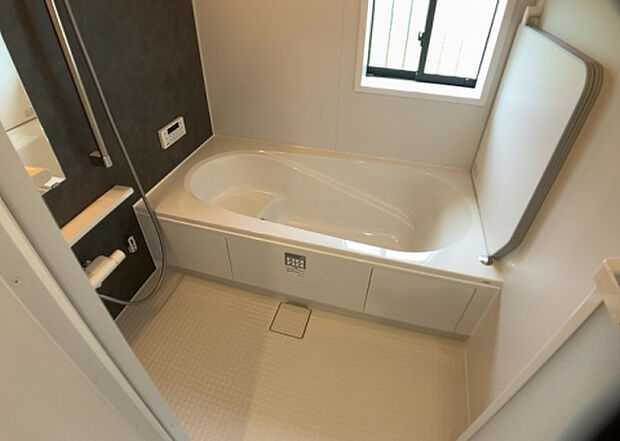 入浴時の快適さも大事なことですが、綺麗な状態を維持できなければ気持ちよく入浴できません。毎日の掃除が楽という点は大事なポイントになります!カビが生えにくく掃除がしやすい、壁や浴槽を選ぶといいでしょう。