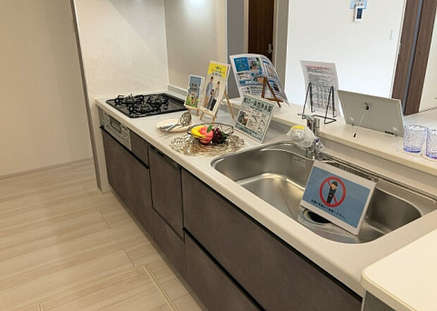 標準的なシステムキッチンの横幅は、165cm~300cm程度です。2100・2400・2550・2700などミリ単位で表記されます。普段どのように料理をするのかを想定しながら合ったサイズを選びましょう