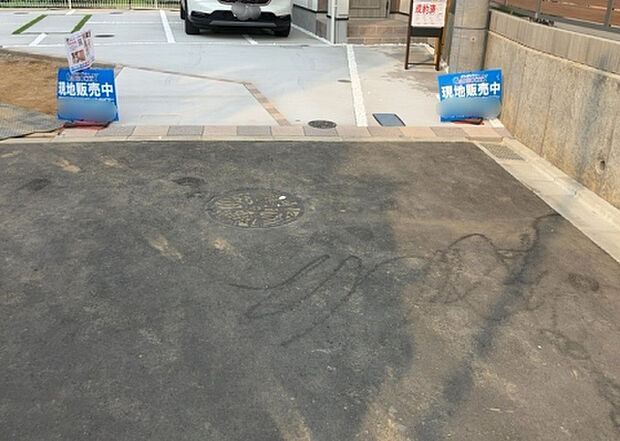 住宅用の土地では前面道路に2m以上接していなければならないと法律で定められています。しかし、お持ちの車のサイズやライフスタイルなどにより、2mでは利便が悪い場合もございますので、事前に確認しましょう。