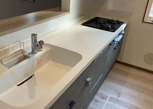 標準的なシステムキッチンの横幅は、165cm~300cm程度です。2100・2400・2550・2700などミリ単位で表記されます。普段どのように料理をするのかを想定しながら合ったサイズを選びましょう